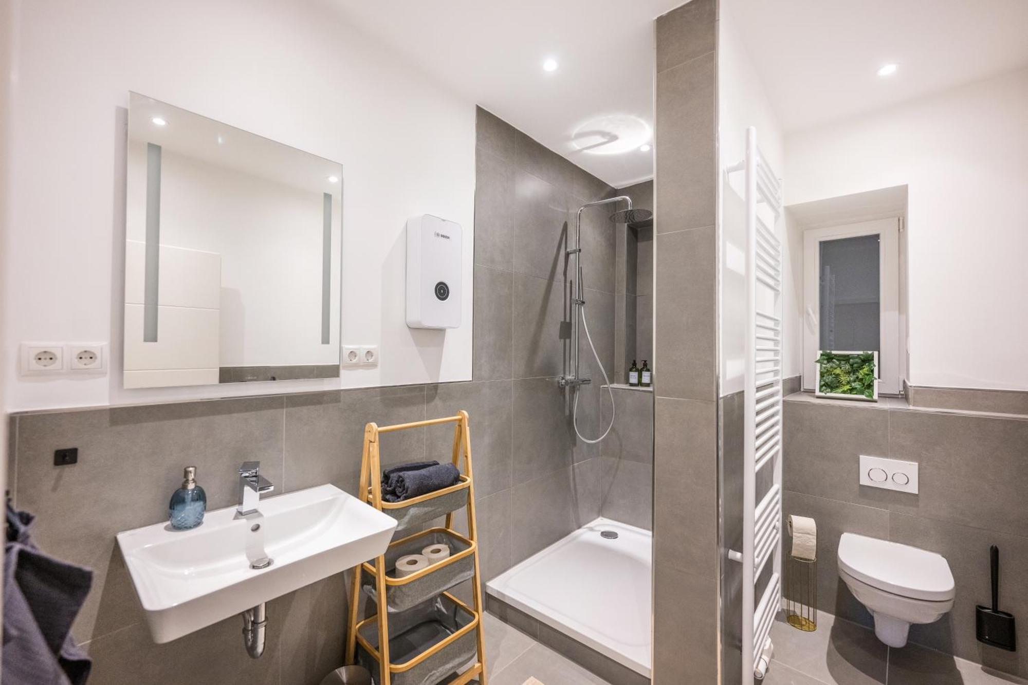 Neu: 100M² - Ideal Fuer Familien/Geschaeftsr. - Hbf Coblenza Esterno foto